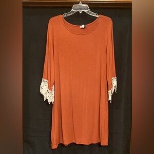 XL RRouge Burnt Orange Stretch Shift T-Shirt Dress w/ Ivory Crochet Sleeve Hems